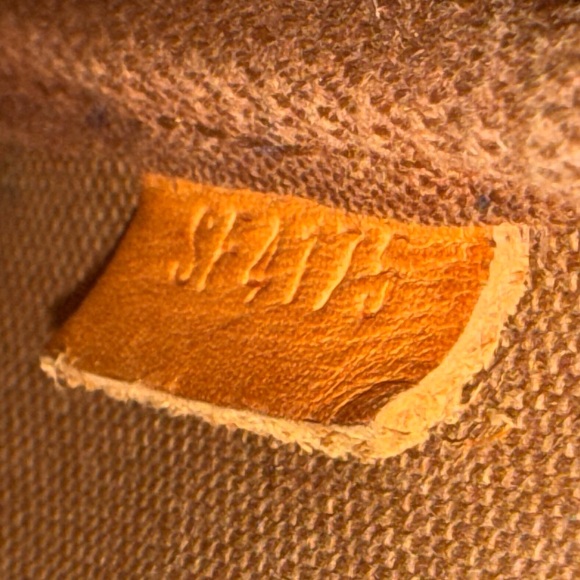 AUTHENTIC LOUIS VUITTON Monogram Evasion Illustré Mini Pochette Accessoires - Picture 12 of 12